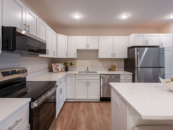 4th image of 936 Brush Hill Rd #305