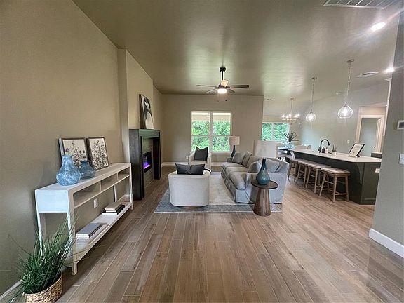 3rd image of 2409 Creekview Dr