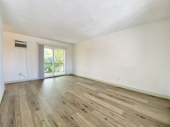 4th image of 4507 Hillcrest Dr #H