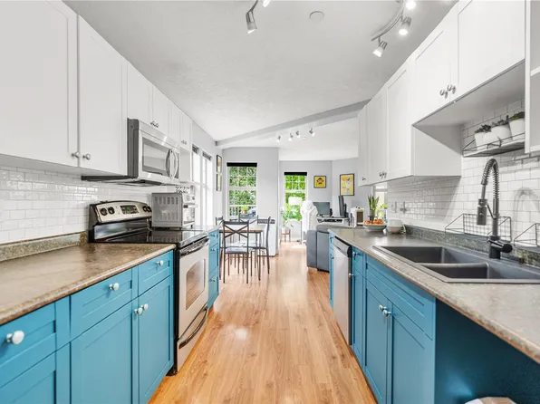 908 Brock Ave #201, Langford, BC V9B 3C6