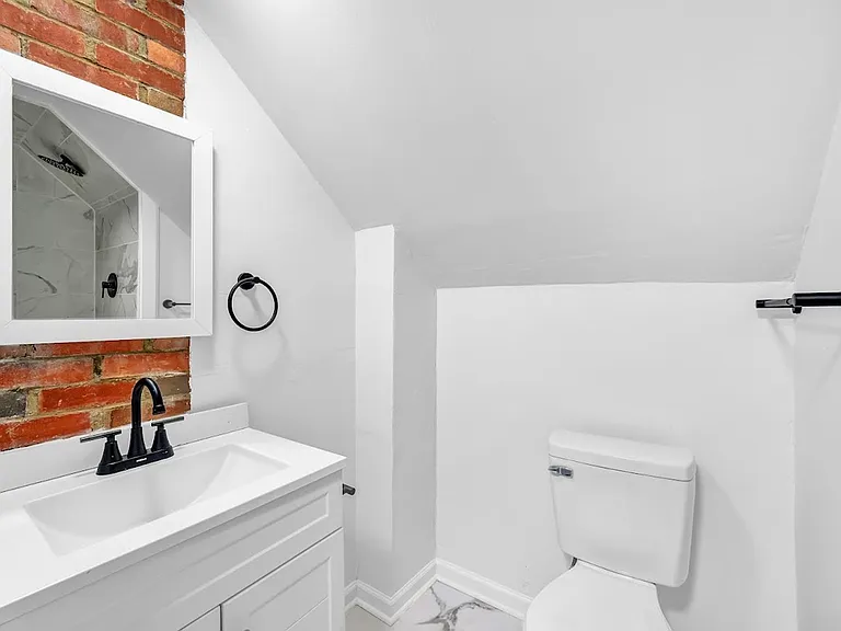 27151 Farringdon Ave — Photo 10