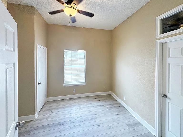 3621 Winnie St — Photo 8
