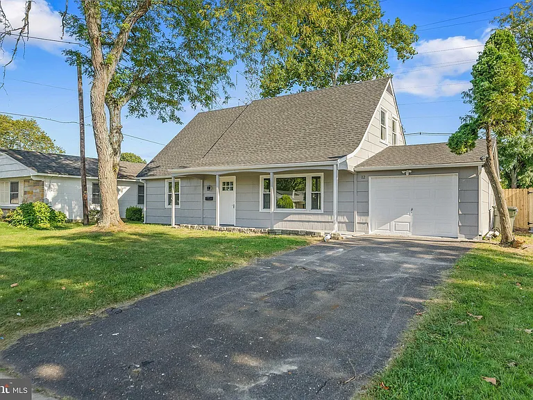 12 Holbrook Ln — Photo 1