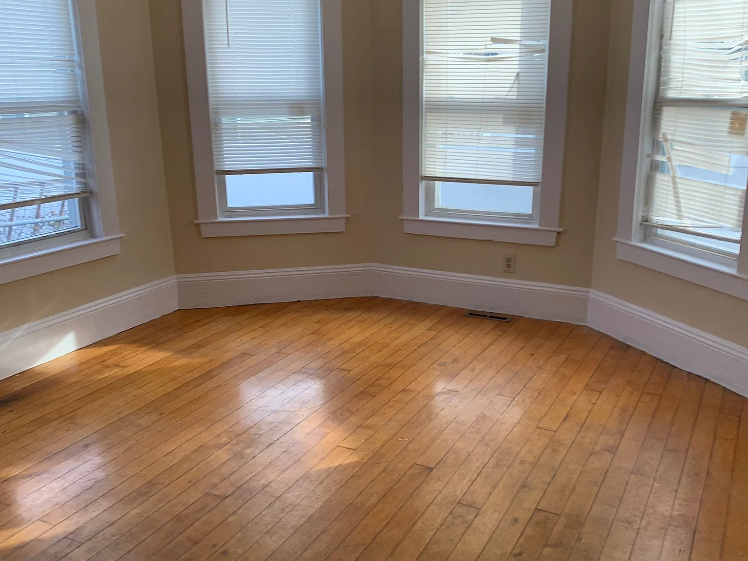 4 bed, 1000 sqft, $2,999 — Photo 2