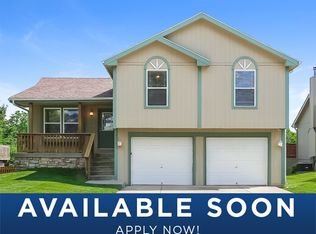 621 SW Creek Ridge Dr, Grain Valley, MO 64029