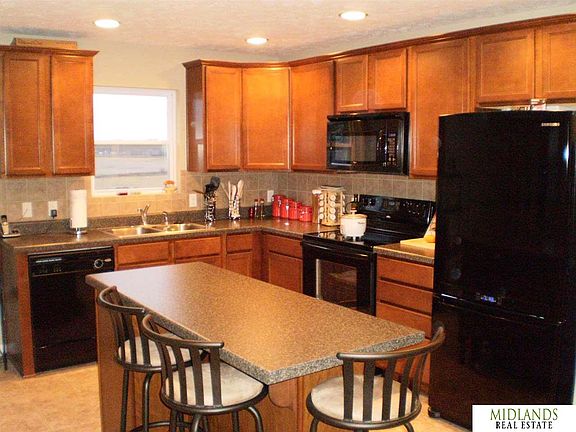 3rd image of 708 Castle Pine Dr