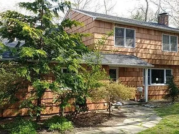 29 Circle Dr, Shoreham, NY 11786