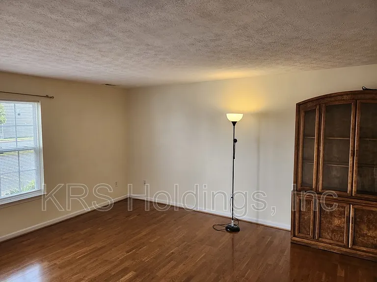 327 Emerson Ln — Photo 3