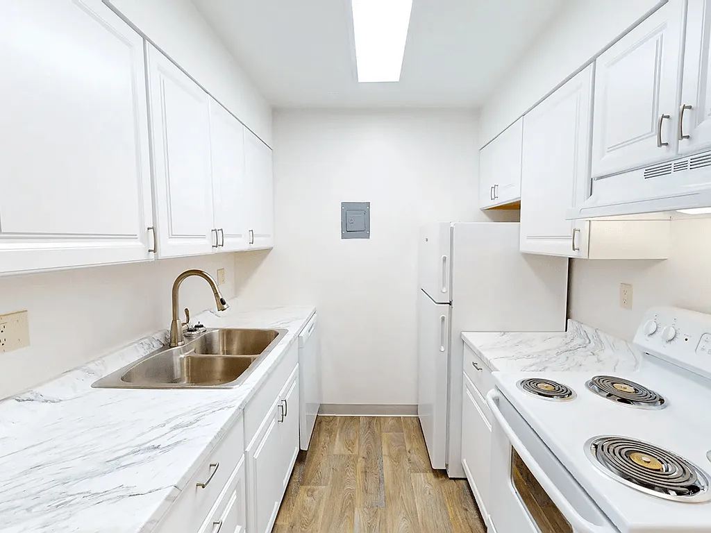 Country Green Apartments — Photo 1