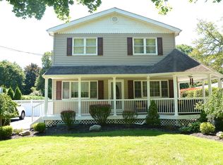 131 Brook Ln, Smithtown, NY 11787