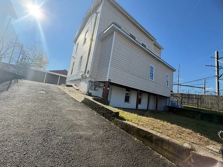 26 Clarence St #2 — Photo 16