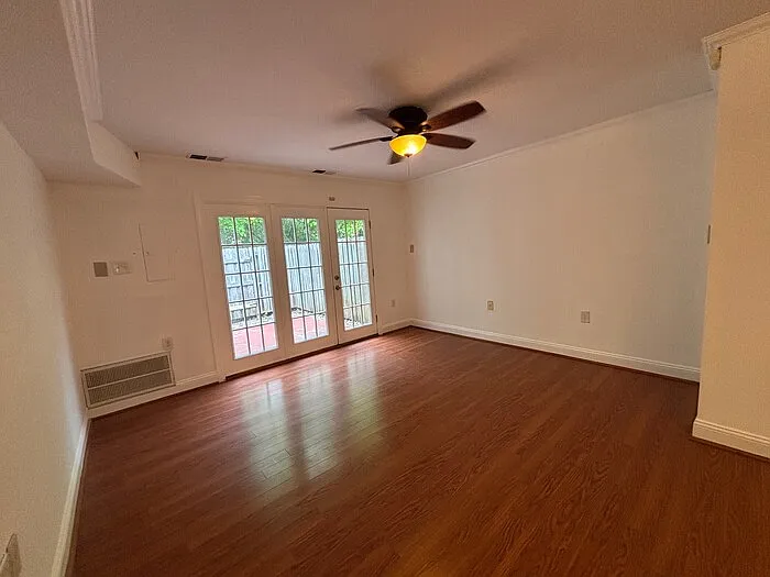 1207 Green Oaks Ln #D — Photo 8