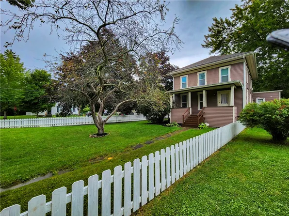 23 Church St, Middleport, NY 14105