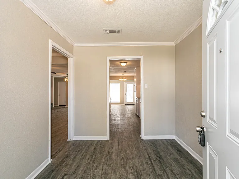 812 Stratford Dr — Photo 5
