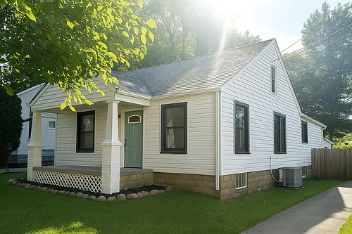 106 Clyde St Photo 1