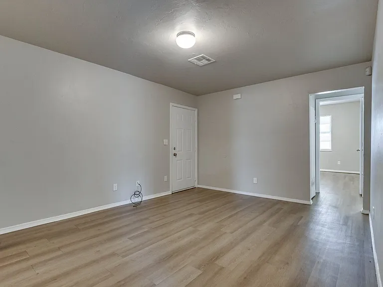 1005 SW 63rd St — Photo 9