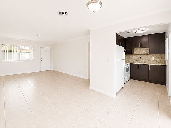4th image of 3500 Polk St #5
