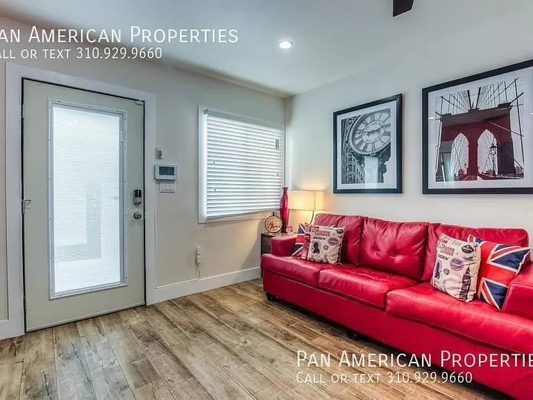 711 E 6th St #11 — Photo 11