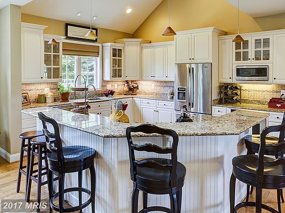 Gourmet kitchen with island