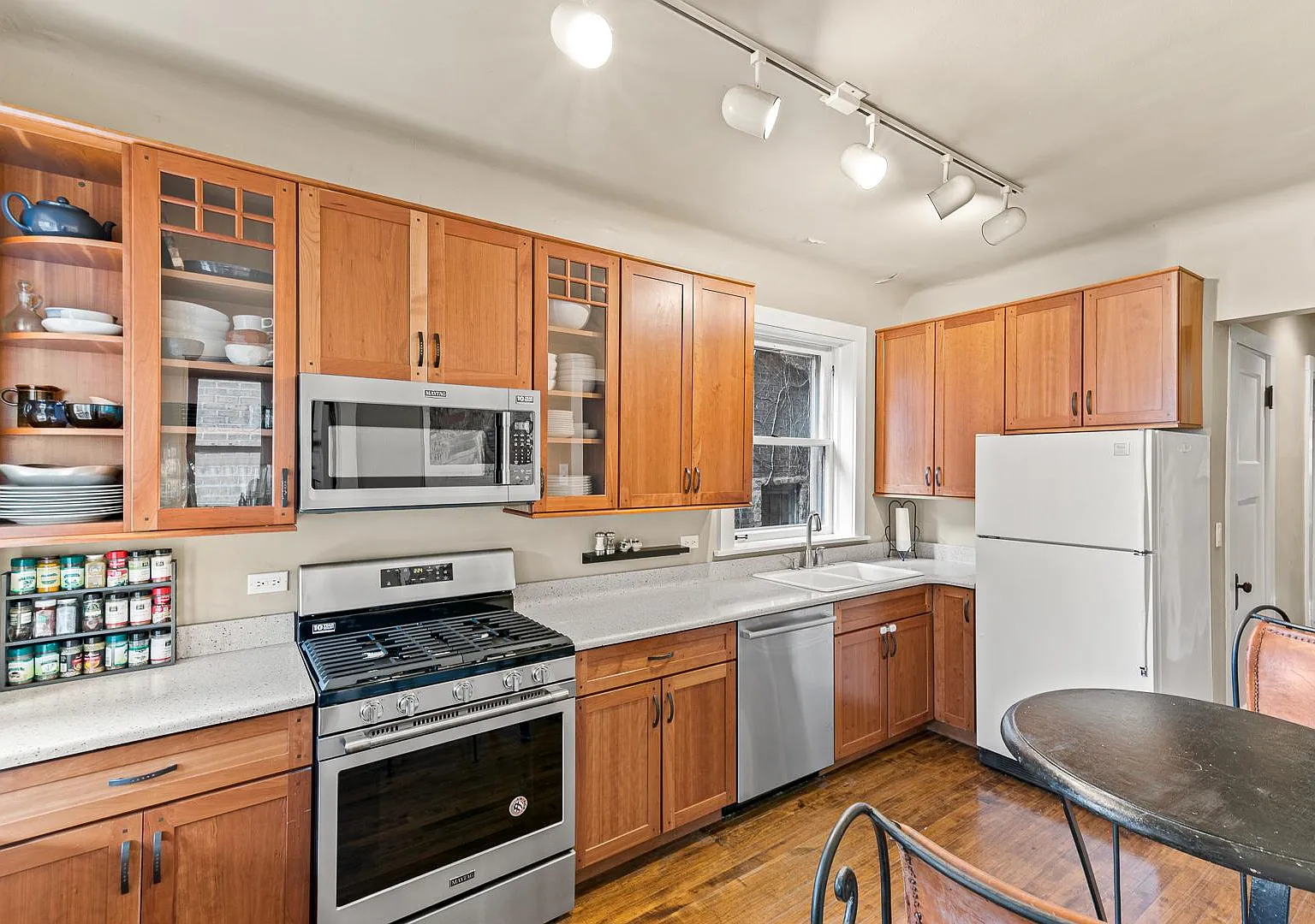 2056 N Kenmore Ave — Photo 4