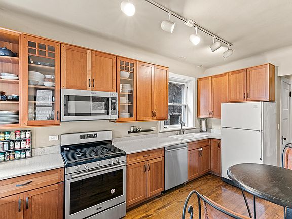 4th image of 2056 N Kenmore Ave APT 1