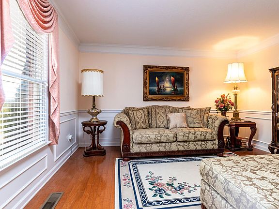 3rd image of 8013 Leclay Dr