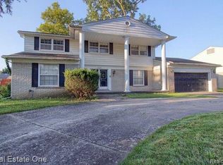 22825 Pontchartrain Dr, Southfield, MI 48034