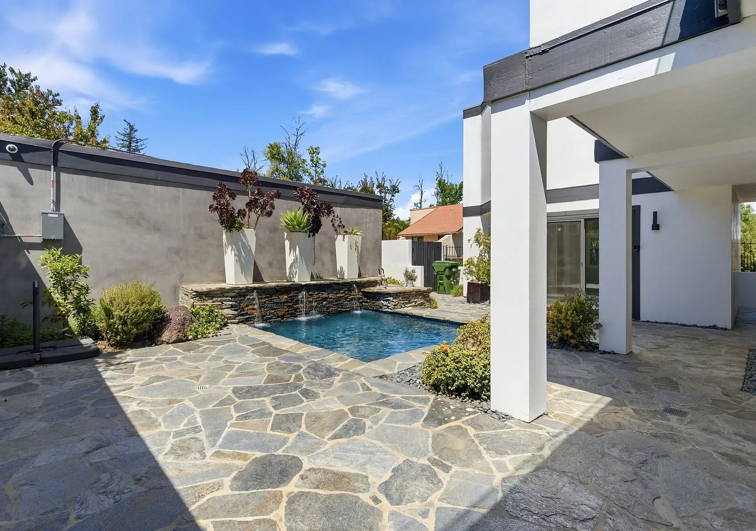 Luxury waterfront living in Calabasas — Photo 4