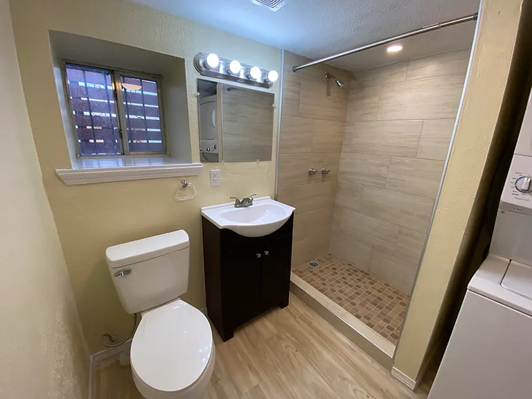 2221 Gold Ave #B — Photo 4