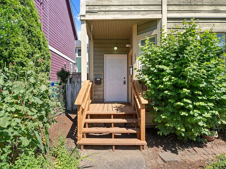 2040-2050 NE Rodney Ave — Photo 3