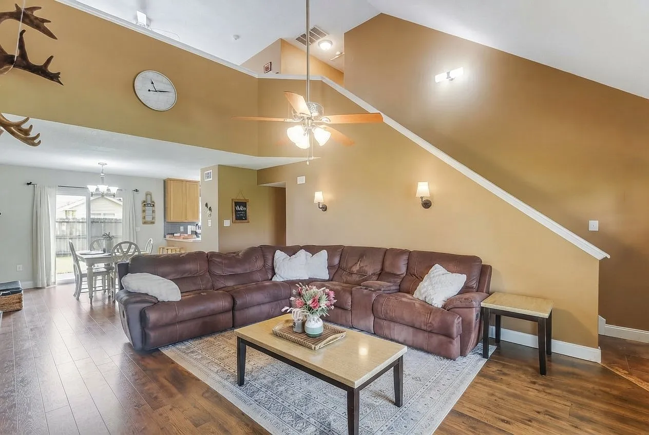 Residential 3 Bed/2.5 Bath in quiet suburb just north of I-10 with fenced backyard — Photo 3