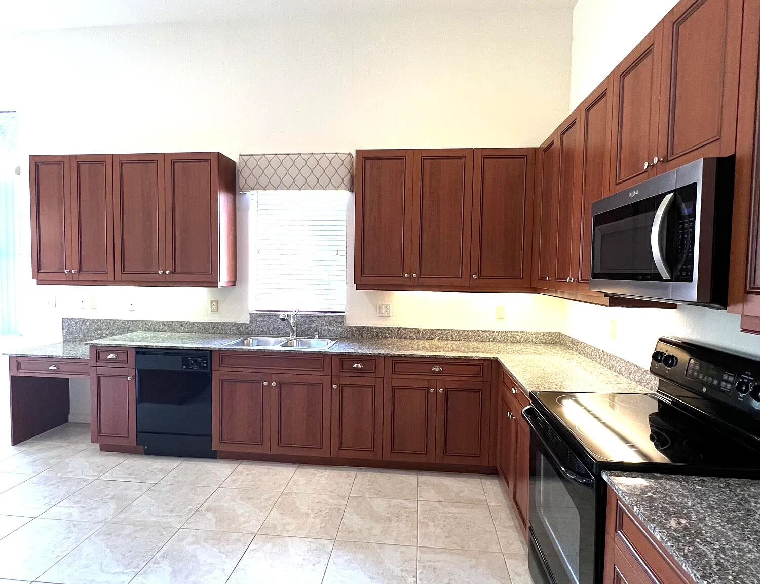 3 bed, 2.0 bath, 2300 sqft, $4,500 — Photo 3