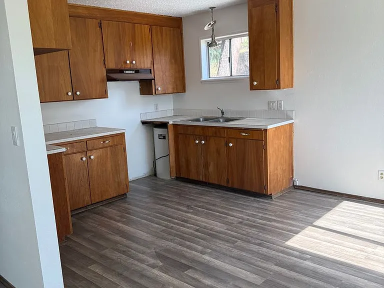 1430 NW Deane St — Photo 3