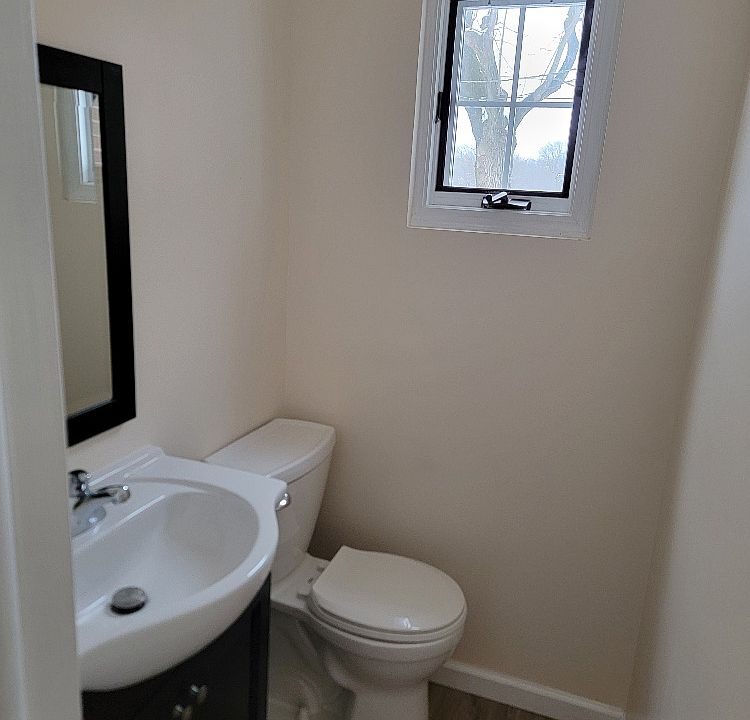 1/2 Bath off of the living room