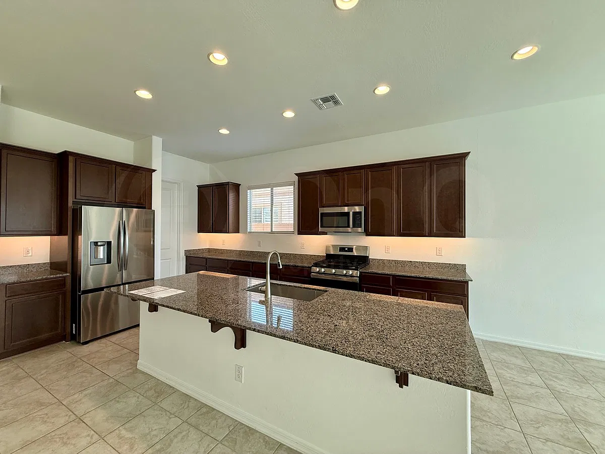 5 bed, 3.5 bath, 3959 sqft, $3,499 — Photo 3