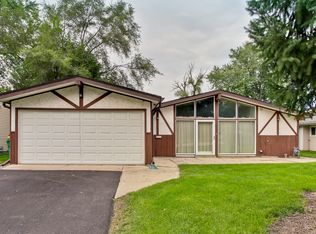 266 Edgewood Dr, Wheeling, IL 60090