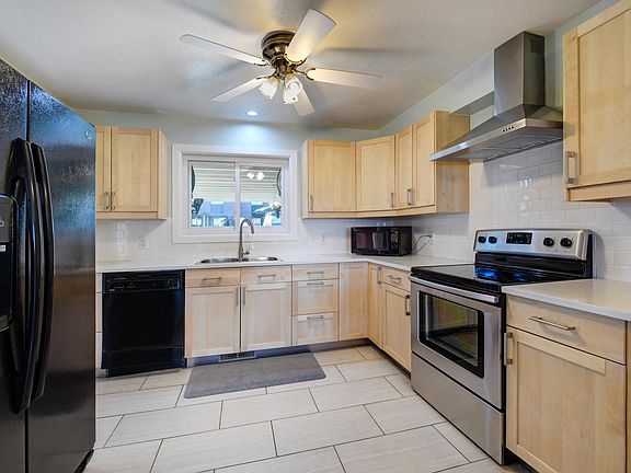Updated kitchen with newer tile, cabinets, and appliances