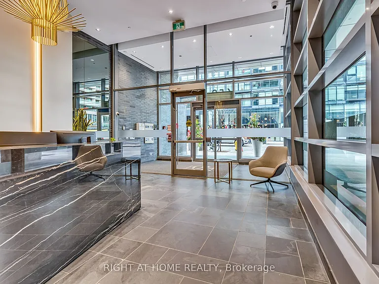 650 King St W #605 — Photo 5