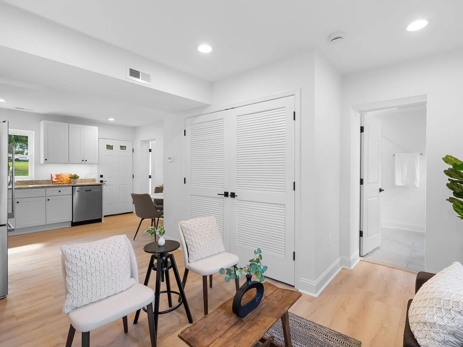 1 bed, 855 sqft, $1,350 — Photo 3