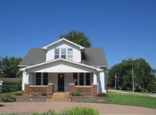 227 N 6th St, Girard, IL 62640