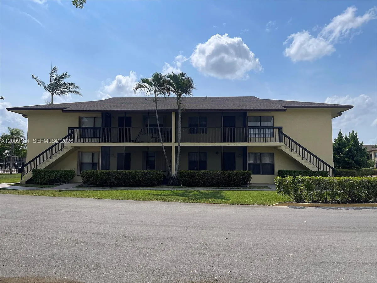 Building Photo - 10016 Winding Lake Rd #202