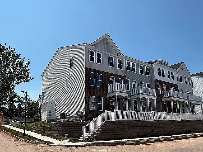 229 Bronze St — Photo 24