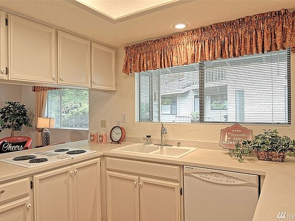 5th image of 15825 Village Green Dr Unit 15
