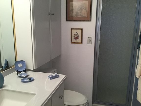3/4 bath/ steam room