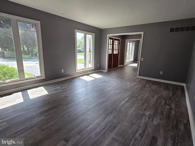 212 Fairhill Dr — Photo 4