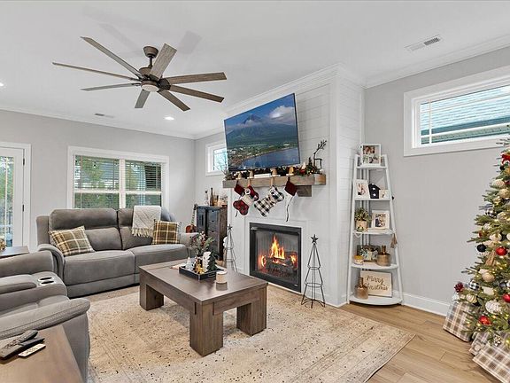 3rd image of 7220 Tailgate Loop