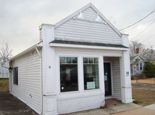 14 E Montauk Hwy, Hampton Bays, NY 11946