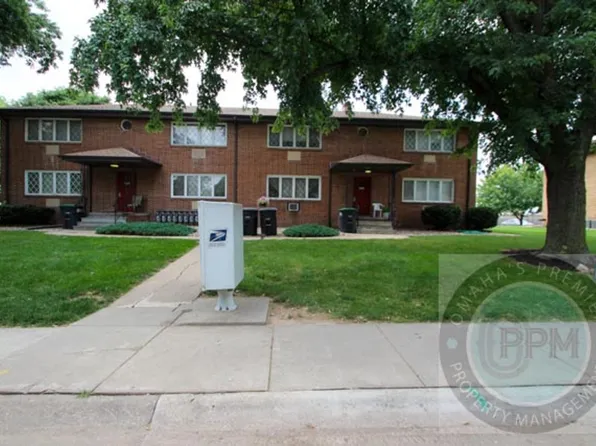 Barnes 3526/3606 S 82nd St