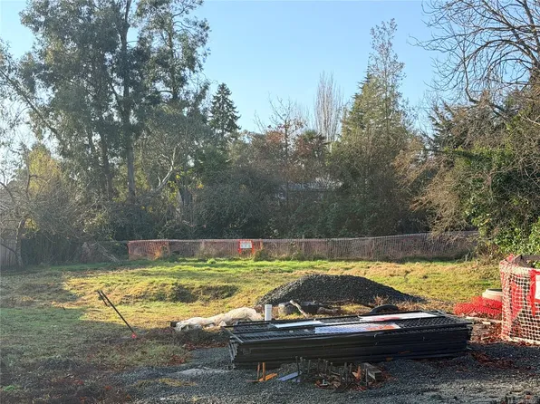 881 Jasmine Ave, Saanich, BC V8Z 2P5