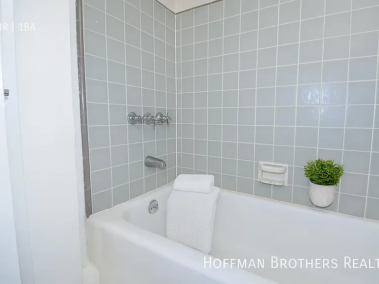 14617 Gilmore St #6 — Photo 7